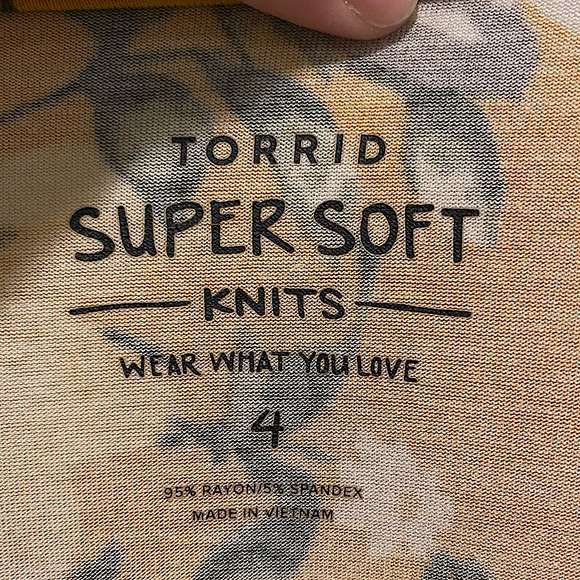 Super Soft Yellow Flower Blouse - Picture 4 of 4